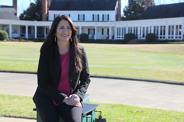 Golf tournament organized by Shelly Martin supports breast cancer research